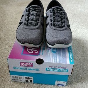 NIB w/o tags Skechers slip-on walking shoes size 9
